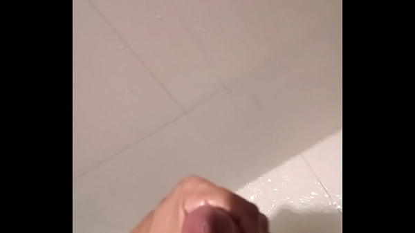 Novinho gozando no banheiro