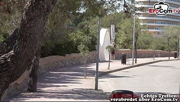 Download Video - Deutsche Touristin &ouml;ffentlich auf der Stra&szlig;e auf Mallorca gefickt