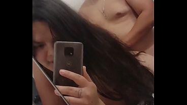 le doy duro a mi esposa en el baño
