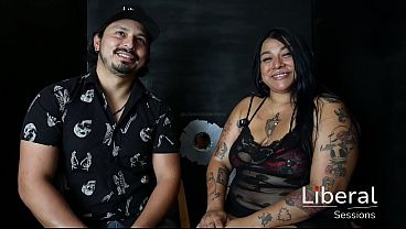 Tetona tatuada saca leche de sus tetas mientras es follada en glory hole