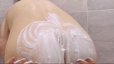 義理の妹は、義理の兄の男らしいお尻を剃りながら、睾丸を撫でたりお尻を叩いたりする誘惑に抗えない