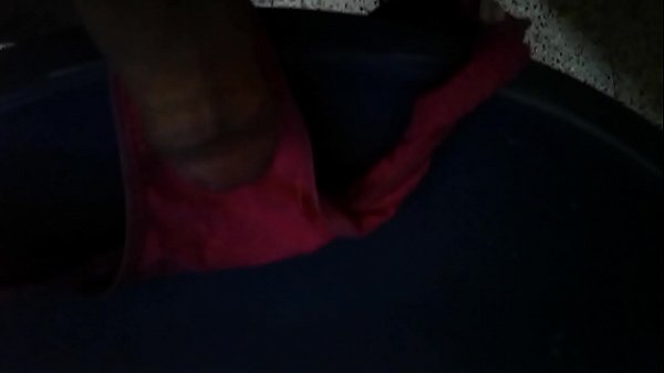 Ensuciando la tanga de mi novia cuando no esta