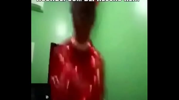 Brune Aux Gros Seins Dansant Devant La Caméra