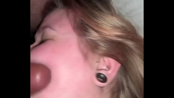 Une Jeune Fille À Collier Suce Et Gicle Sur