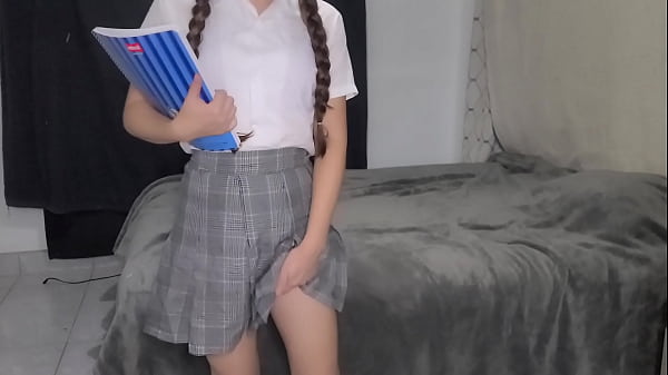 ¿Que edad tiene? PEQUEÑA y tierna ALUMNA colegiala de CDMX va a casa de el profesor pervertido y hace todo lo que el pervertido dice, estudiante se masturba para el profesor
