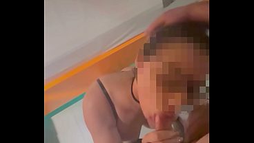 ベラ・カーは、モーテルで夫の友人に多くのものを与えている。
