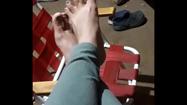 Pies de mi novia con las uñas cortas