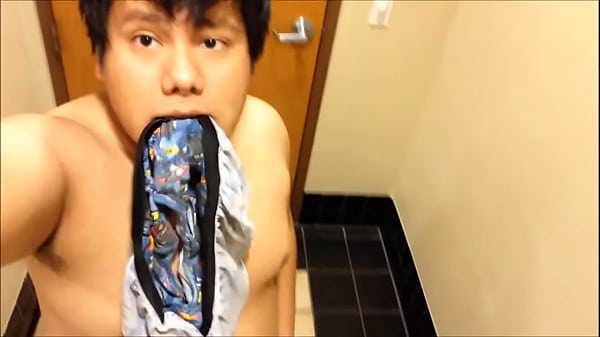 Gordinho pelado em banheiros público