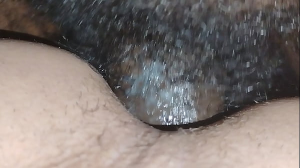 Nagy fekete farok döngeti a seggét