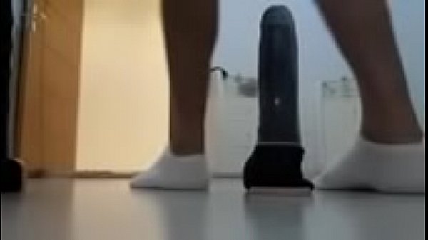 Enterrando um cosolo grosso no cu,arregacando o...