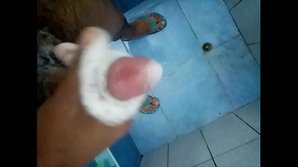 Chiot Lima Tirant Son Cou Sous La Douche