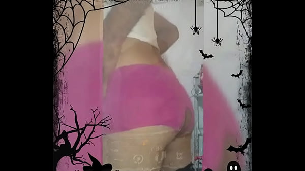 Probándome varias prendas y ropita diciéndome d...