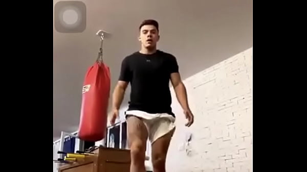 ATOR SBT fazendo polichinelo SEM CUECA e VOLUME...