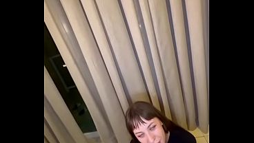 彼女のお尻の奥深くまで大きなペニス