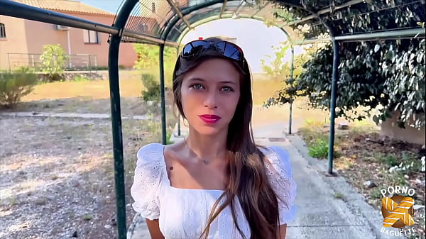 Porno-baguette - Lola, belle fille au d'ange, veut de la bite