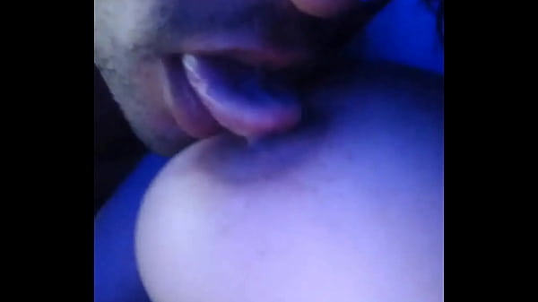 Chupando o peitinho da novinha