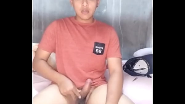 Alan Tokers s&eacute; masturba en su habitaci&oacute;n