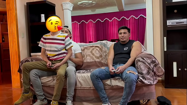 Morro se escapa de su escuela para abrirme su A...