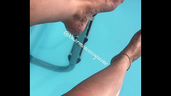 Devant la piscine
