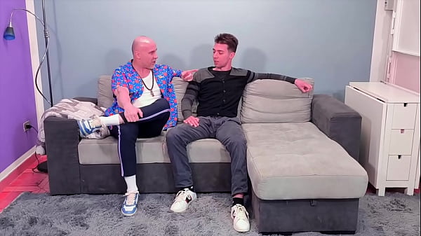 La cameriera italiana Sara si fa scopare dal maestro &egrave; il suo allievo