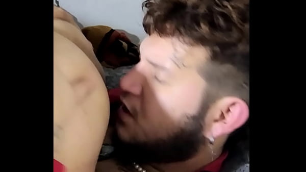 Download Video - Se trago la leche del CHACAL Le duele el culo y no le pueden meter la verga pero el chacal quiere acci&oacute;n entonces no le qued&oacute; m&aacute;s opci&oacute;n al chacal  que mamarle el culo al pasivo toda la noche y venirse en su boca