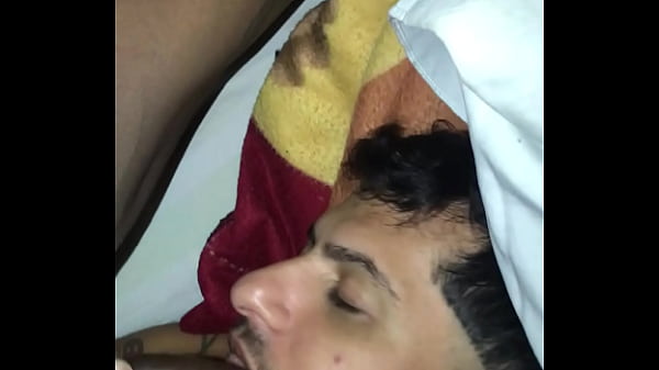 Download Video - Preto dotado empurrou pica na minha garganta falando Putaria