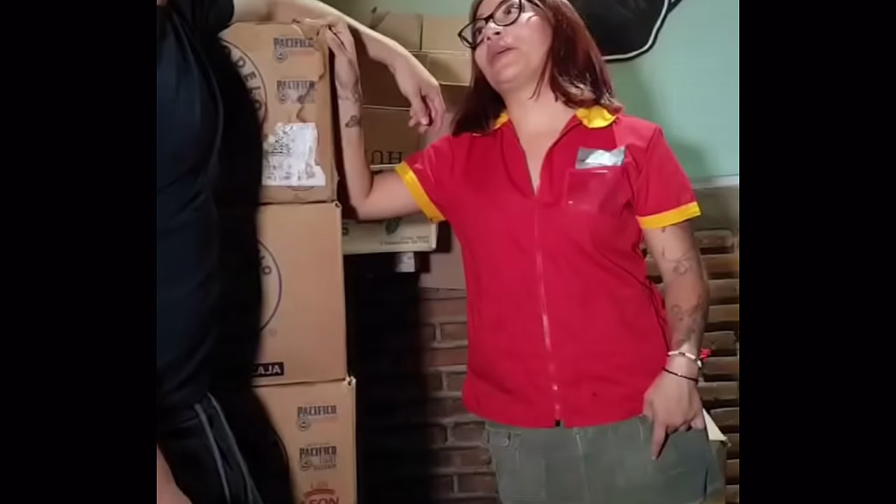 Cajera de tienda se coge a su jefe en la bodega