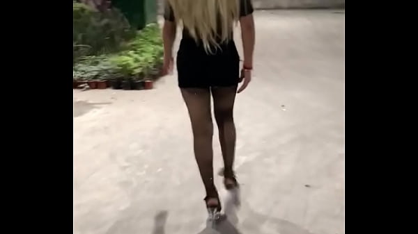 lizette en rubia  muy sexy caminando por cuernavaca