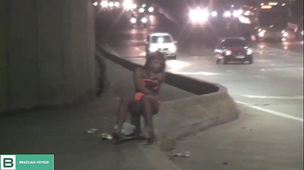 Download Video - Morena levantando o vestido em p&uacute;blico no meio do transito da cidade&period; &lpar; V&iacute;deo completo no xvideos red &rpar;