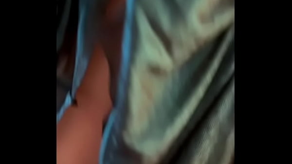 Vizinho espi&atilde; a vizinha lavando carro