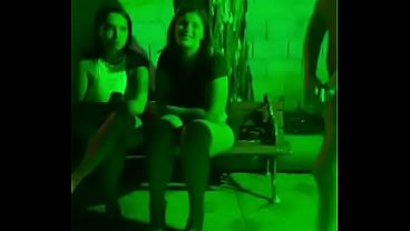 Ruiva casada vai no puteiro com duas amigas e da a buceta de gra&ccedil;a