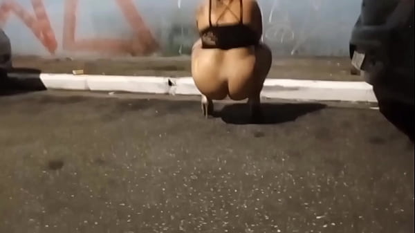 Download Video - Ruiva casada sai sem o marido e chupa muito pau na balada em banheiro masculino e gloryholi no swing