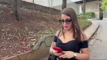 シャワーを修理してくれる便利屋を探しに行った。いたずら好きな既婚女性がサービスを依頼し、自分のマンコを差し出し、尻に精液を入れてもらうことで料金を支払う。