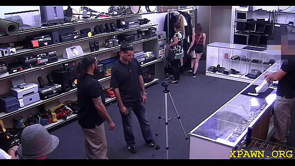 Une Délicieuse Bimbo Brune Latina Se Fait Défoncer Par Un Gros Dinky