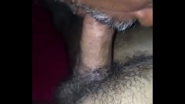 Download Video - Coroa chupando outro at&eacute; gozar na boca