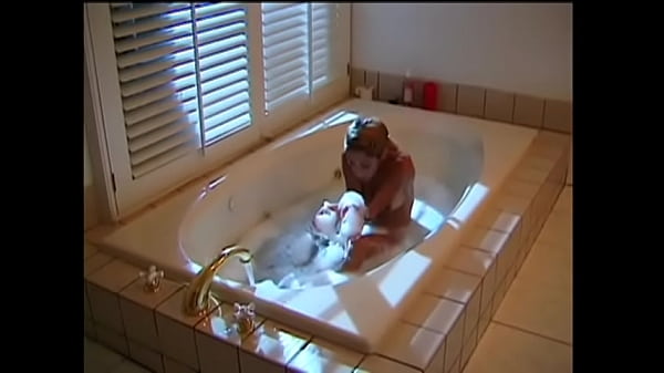 Cute blondie takes bath and gets fucked doggystyle in bed