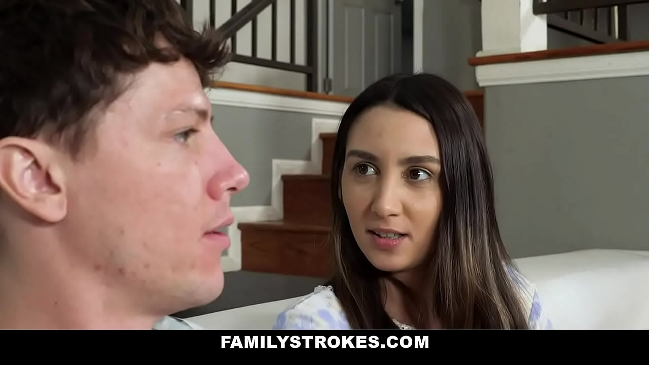 Un padrastro caliente se folla a su pequeña y flaca hijastra  