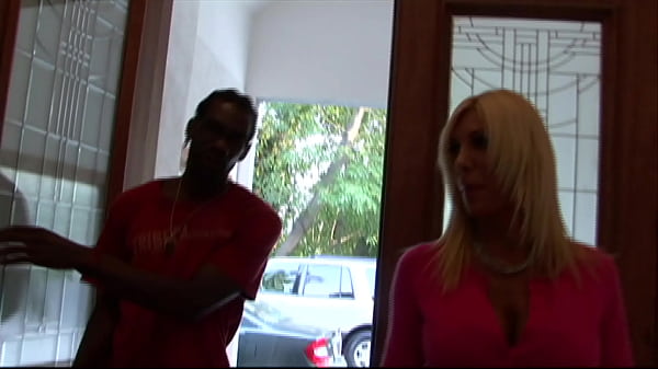 Download Video - A really hot cougar caught by a black guy on shopping