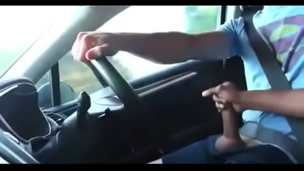 Motorista do t&aacute;xi deixou eu ir masturbando ele ...