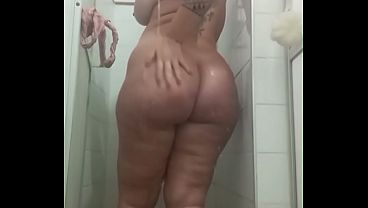 milf rabuda pelada no chuveiro
