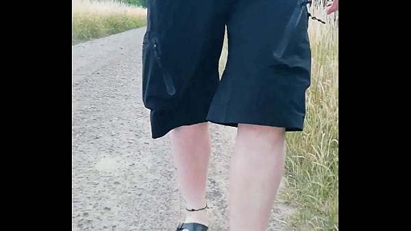 Kleiner Spaziergang in der wei&szlig;en Unterhose