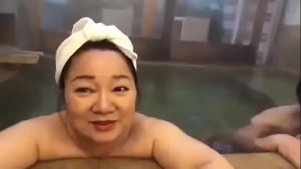 白冰冰在日本泡湯