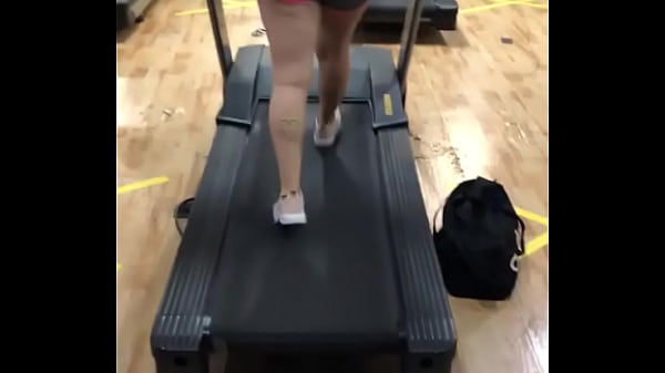 Minha m&atilde;e gostosa me chamou para academia