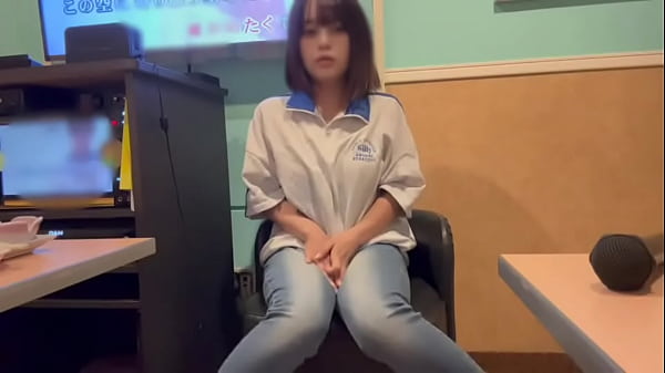 I tried masturbating while pressing the G-spot. I wonder if there's anyone who would like to masturbate with me at a karaoke bar...?