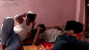 Download Video - Girlfriend Ko dost ke Sath Milkar Choda - First Desi Threesome