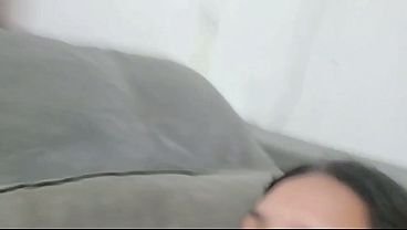 Peguei minha mulher trepando com a amiga novinha na sala de casa e passei o pau nas duas! Parte 3