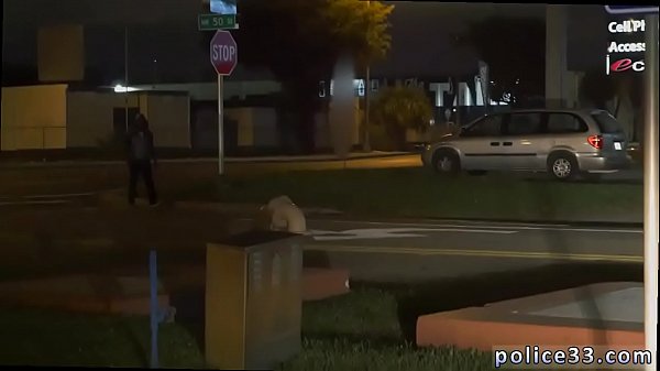 Vidéos De Sexe De La Police Gay Et Vieil Homme Voleur De Sac À Main Devient Viande Culo