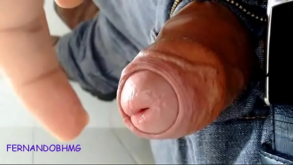 Passando o dedinho na cabeça do caralho e ele b...