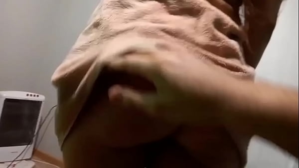 My horny walks around in a towel to provoke, this is what happens