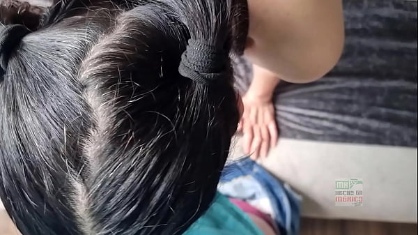 Download Video - Follando a una madura liberal mientra su marido esta dando clases&comma; le hace videollamada y se masturba en el ba&ntilde;o de la Universidad 1